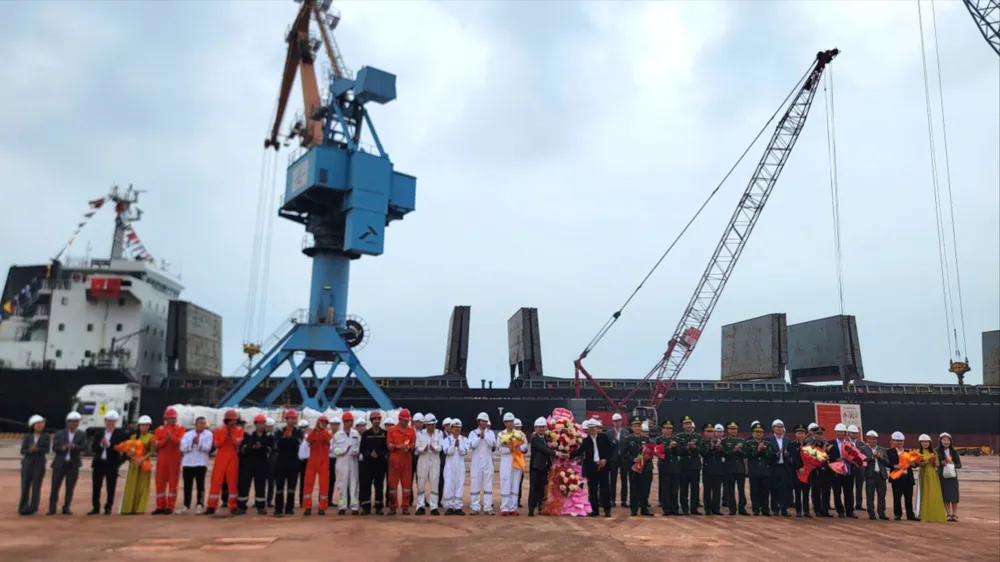 Lãnh đạo Công ty CP Cảng quốc tế Lào - Việt chúc tết các thủy thủ tàu và lực lượng chức năng triển khai nhiệm vụ tại cảng Vũng Áng