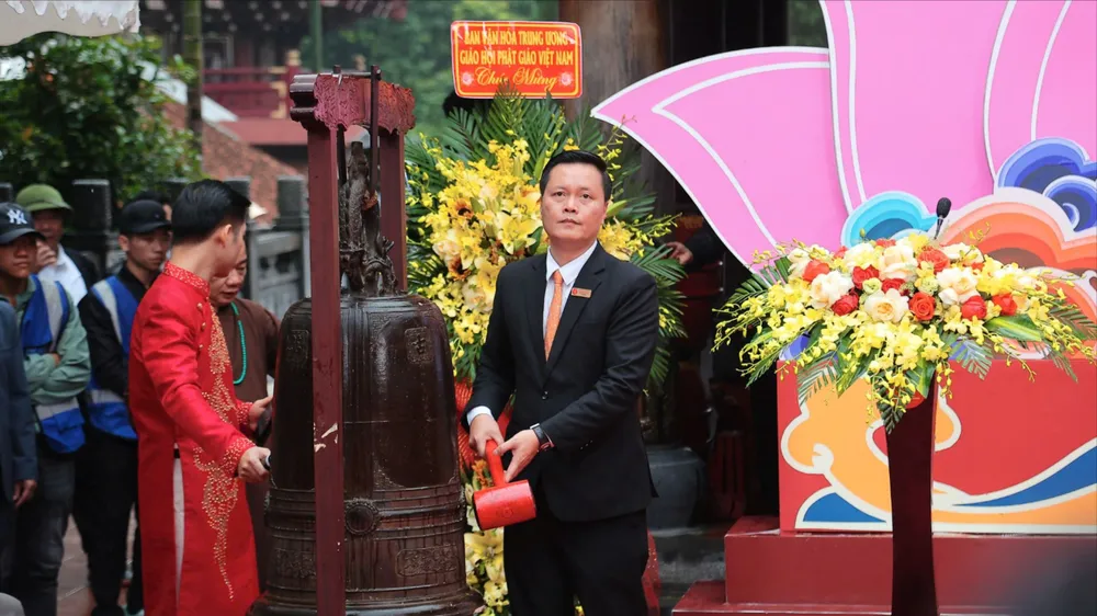 Thỉnh chuông khai hội chùa Hương, lễ hội lớn nhất của miền Bắc