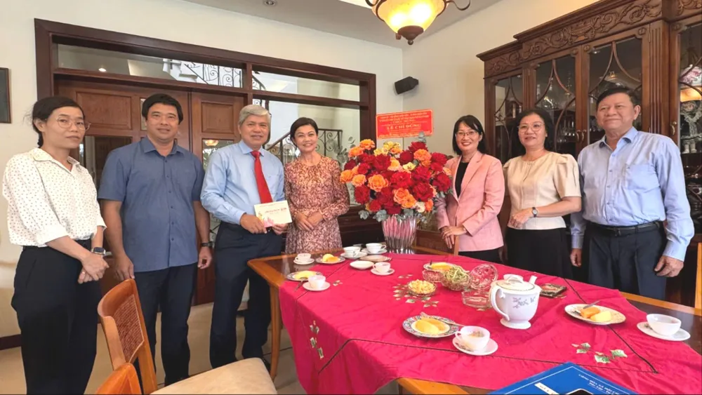 Phó Chủ tịch UBND TPHCM Trần Thị Diệu Thúy thăm, chúc mừng PGS-TS-BS Lê Chí Dũng, nguyên Trưởng khoa Bệnh học Cơ xương khớp, Bệnh viện Chấn thương Chỉnh hình TPHCM