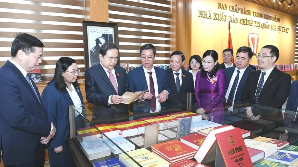 Chủ tịch Quốc hội Trần Thanh Mẫn và các đại biểu tham gia không gian trưng bày sách của Nhà xuất bản Chính trị quốc gia Sự thật