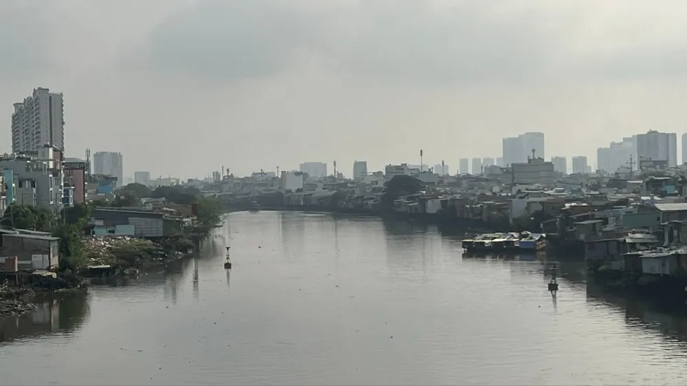 Khẩn trương hoàn thành khảo sát nhà trên và ven sông, kênh, rạch. Ảnh: QUỐC HÙNG