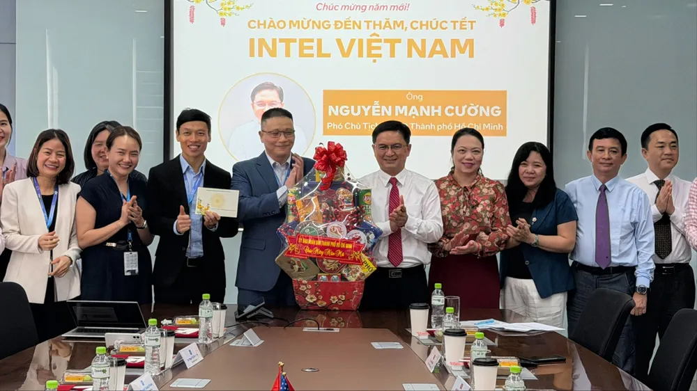 Phó Chủ tịch UBND TPHCM Nguyễn Mạnh Cường trao quà tết đến Công ty TNHH Intel Products Việt Nam