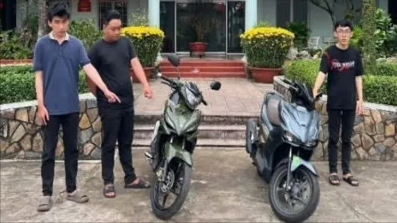 Ba đối tượng giả danh công an cưỡng đoạt tài sản người đi đường đã bị bắt giữ. Ảnh: CATĐN