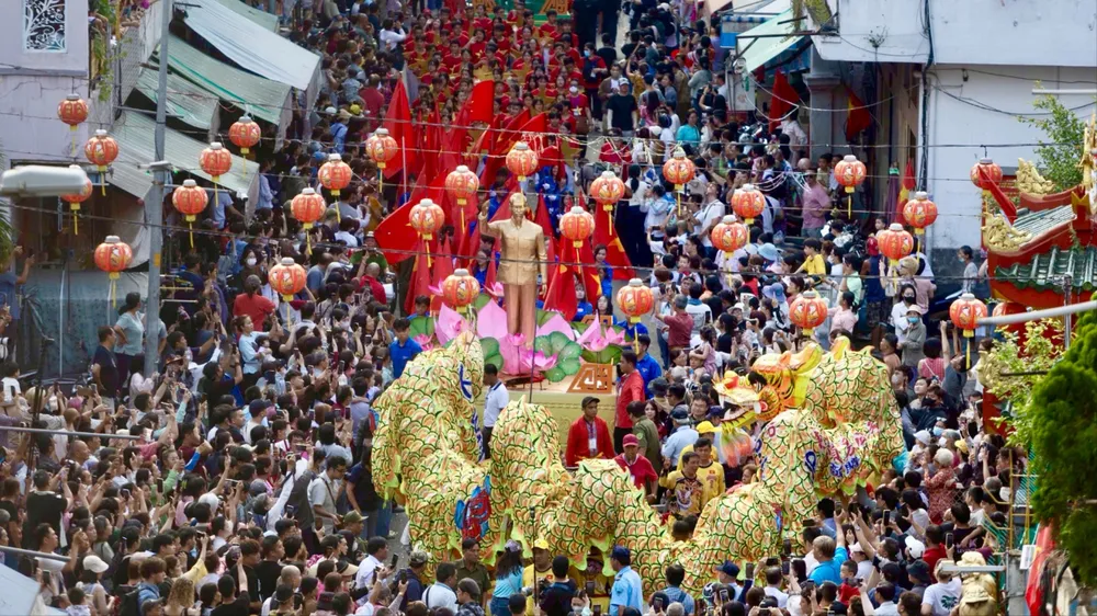 Đoàn diễu hành nghệ thuật tại lễ hội. Ảnh: DŨNG PHƯƠNG