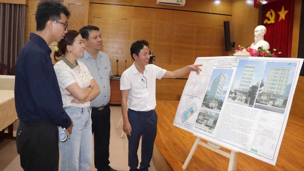 Người dân tìm hiểu quy hoạch dự án khách sạn Harmony. Ảnh: QUANG VŨ