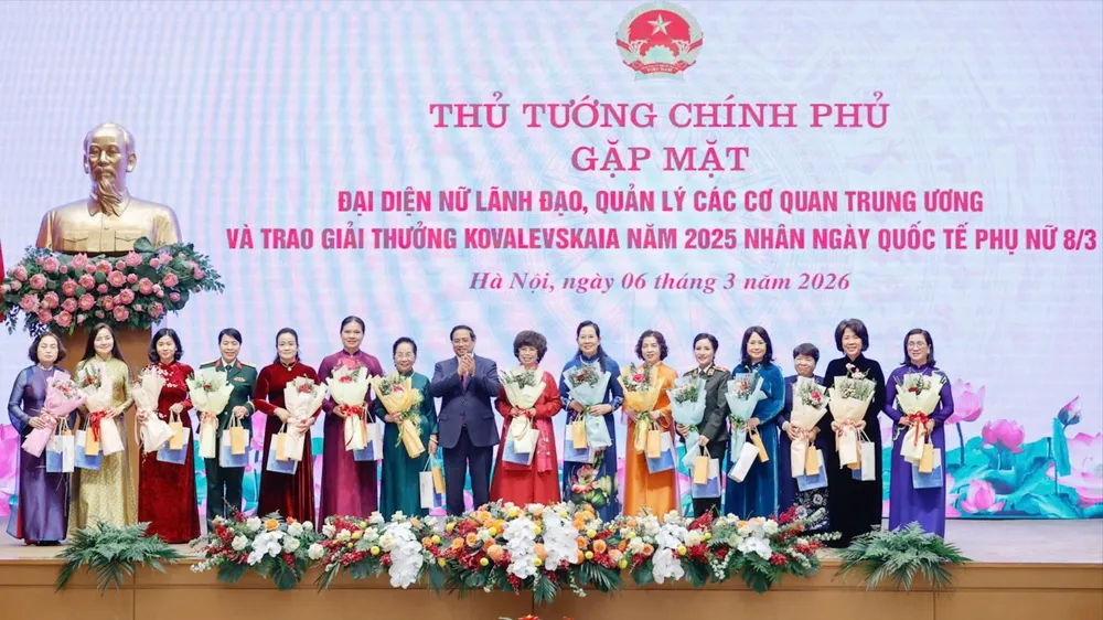 Thủ tướng Phạm Minh Chính gặp mặt nữ lãnh đạo, quản lý các cơ quan Trung ương và trao giải thưởng Kovalevskaia năm 2025, sáng 6-3. Ảnh VIẾT CHUNG