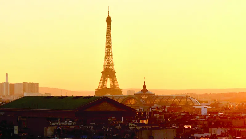 Toàn cảnh tháp Eiffel và bầu trời Paris rực sắc cam dưới lớp bụi mịn từ sa mạc Sahara (ẢNH: LEBONBON.FR)