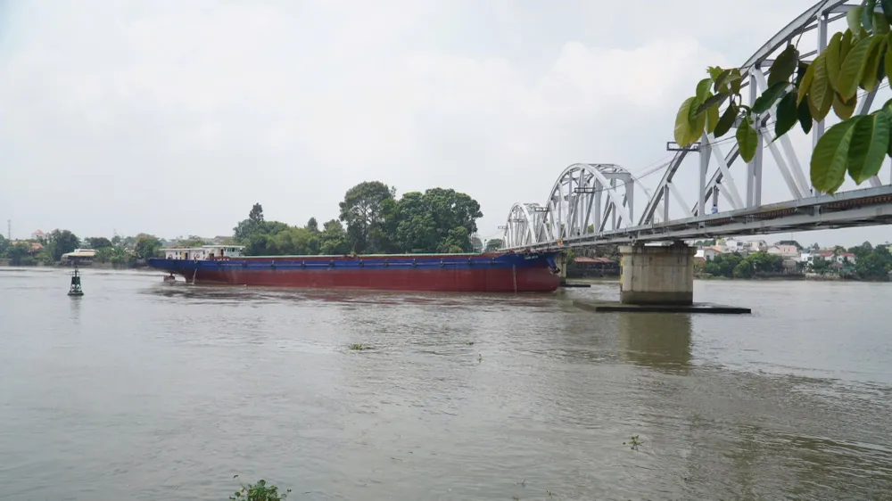 Sà lan tông cầu Ghềnh ở Đồng Nai: Đường sắt Bắc - Nam ách tắc