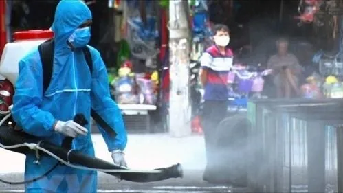 Lực lượng chức năng phun hóa chất khử khuẩn, bảo đảm môi trường sạch sẽ