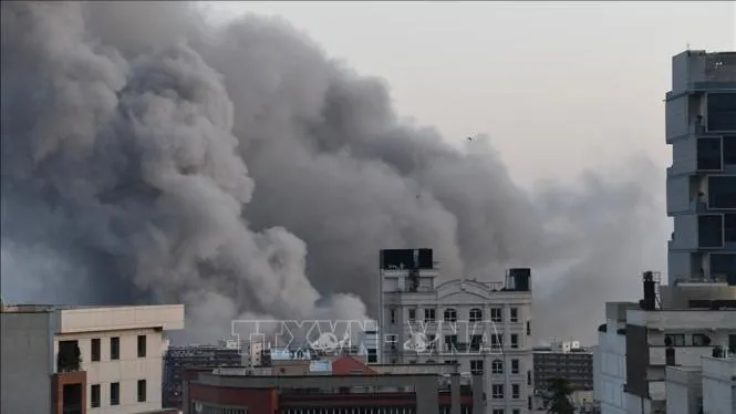 Khói lửa bốc lên trong một vụ nổ sau đợt không kích nhằm vào Tehran, Iran ngày 6-3. Ảnh: THX/TTXVN