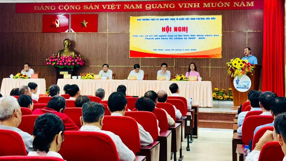 Quang cảnh buổi tiếp xúc cử tri tại phường Cầu Kiệu sáng 9-3