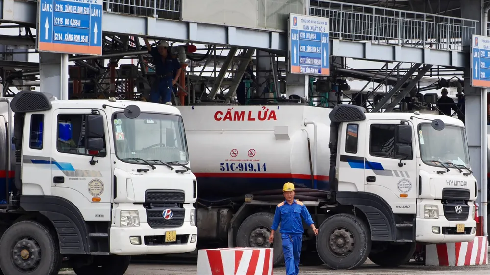 Xe nhập xăng dầu tại Nhà Bè.jpg