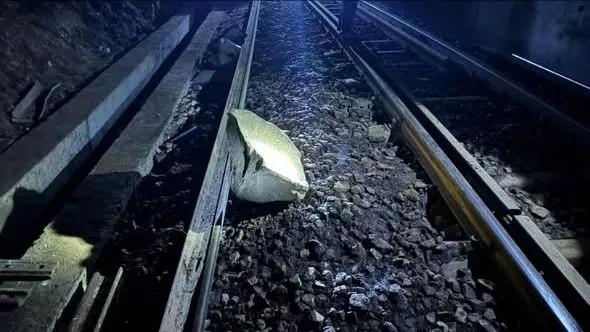 Đá lớn liên tục lăn xuống tuyến đường sắt qua đèo Hải Vân