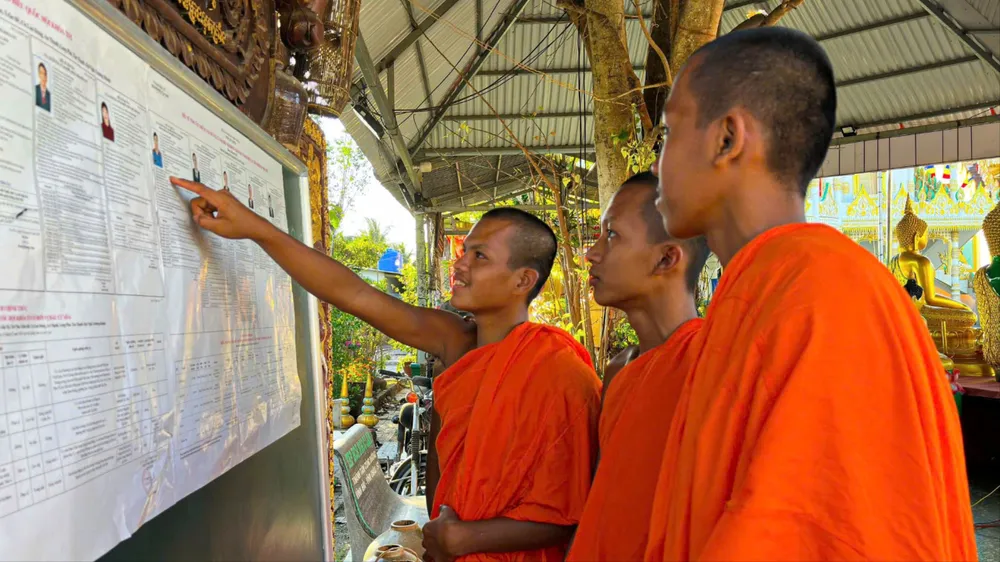 Các sư ở chùa Peam Buôl Thmây (phường Phú Lợi, TP Cần Thơ) tìm hiểu thông tin về các ứng cử viên