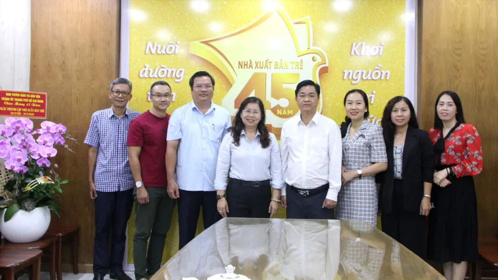 Đoàn công tác Ban Tuyên giáo và Dân vận Thành ủy TPHCM đến thăm và chúc mừng Nhà xuất bản Trẻ