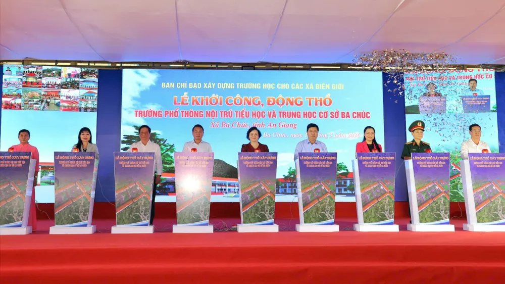 Phó Thủ tướng Phạm Thị Thanh Trà cùng các đại biểu thực hiện nghi thức khởi công, động thổ Trường Phổ thông nội trú Tiểu học và Trung học cơ sở Ba Chúc, xã Ba Chúc, tỉnh An Giang. Ảnh: NAM KHÔI