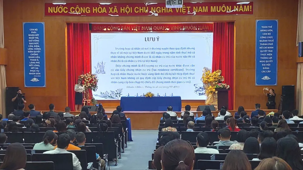 Bà Nguyễn Thị Thu Hà, công chức Thuế TPHCM, trình bày các điểm cần lưu ý khi quyết toán thuế TNCN năm 2025. Ảnh: M.HOA