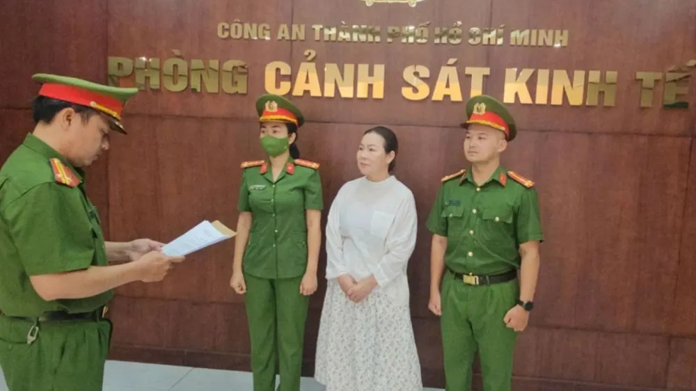 Công an thi hành lệnh bắt tạm giam bà Nguyễn Ngọc Tiền. Ảnh: CA