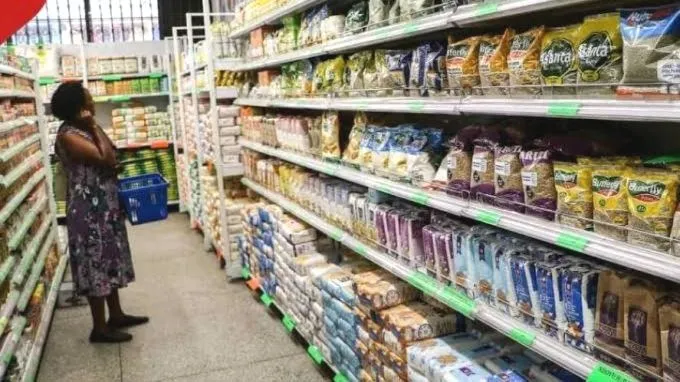 Người dân Kenya đắn đo khi mua sắm do giá cả tăng. Ảnh: HANDOUT