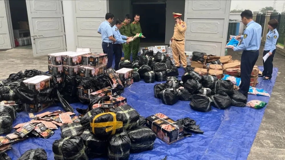 Lực lượng chức năng kiểm kê số thực phẩm vi phạm. Ảnh: DMS