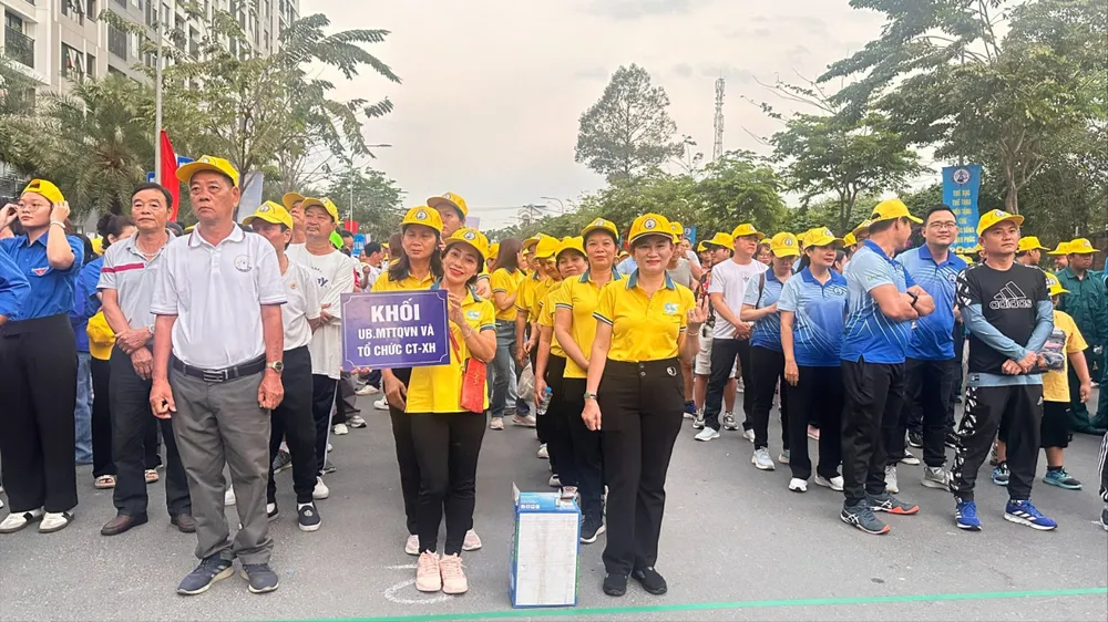 Cán bộ, viên chức, người lao động phường Thới An tham gia chương trình