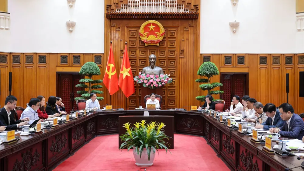 Thủ tướng Phạm Minh Chính làm việc với Tổ công tác an ninh năng lượng về các giải pháp trước tác động từ cuộc xung đột tại Trung Đông. Ảnh: VGP