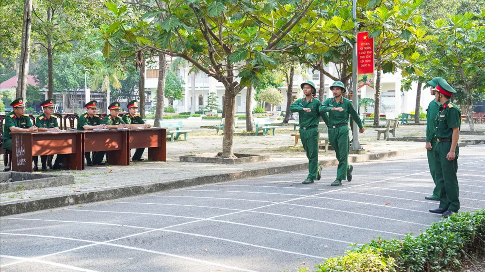 Đoàn kiểm tra nội dung huấn luyện điều lệnh