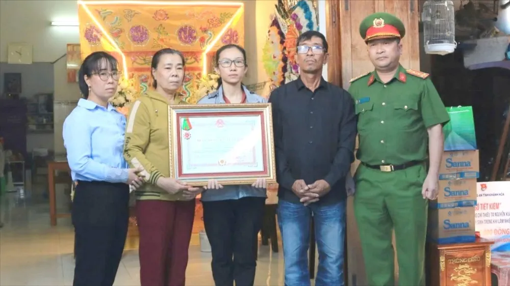 Thừa ủy quyền của Chủ tịch nước, lãnh đạo Công an tỉnh Khánh Hòa đã trao Huân chương Bảo vệ Tổ quốc hạng Ba cho thân nhân gia đình đồng chí Nguyễn Xuân Hải