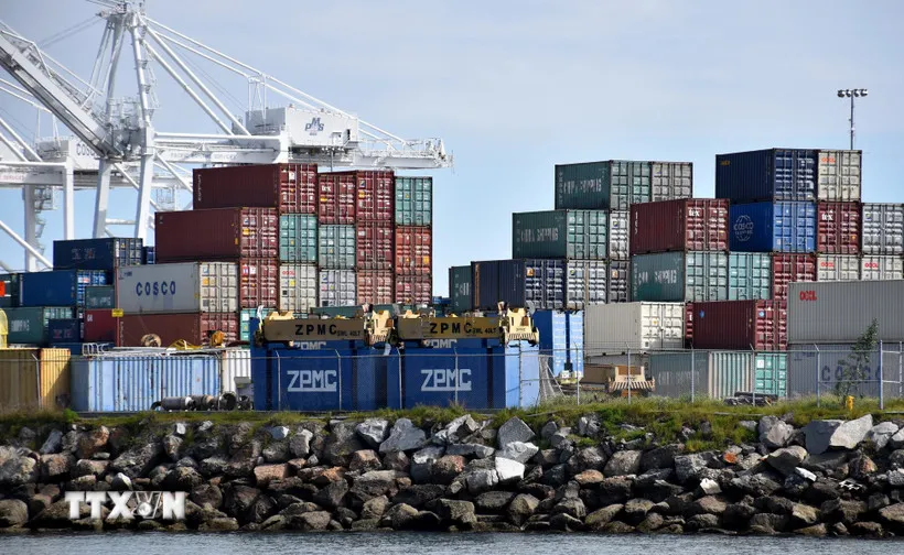Các container hàng hóa Trung Quốc tại cảng Long Beach, bang California, Mỹ. Ảnh: THX/TTXVN