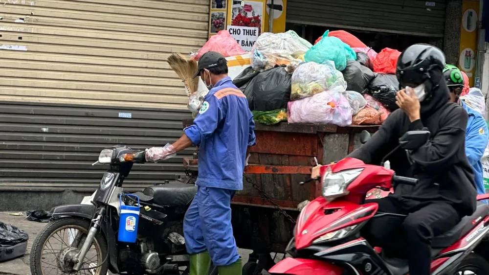Nhân viên thu gom rác thải sinh hoạt tại phường Nhiêu Lộc, TPHCM