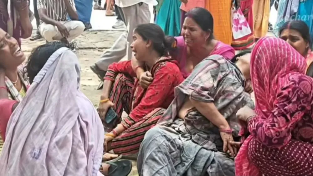 Gia đình các nạn nhân thiệt mạng đau buồn. Ảnh: Times of India