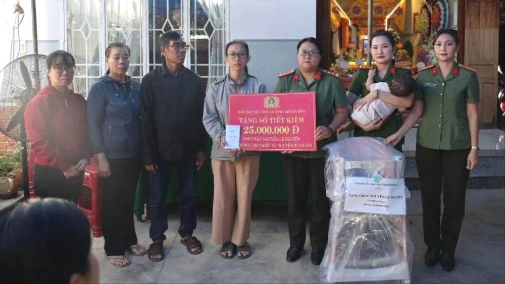 Hội Phụ nữ Công an tỉnh Khánh Hòa tặng sổ tiết kiệm cho cháu Hải Yến