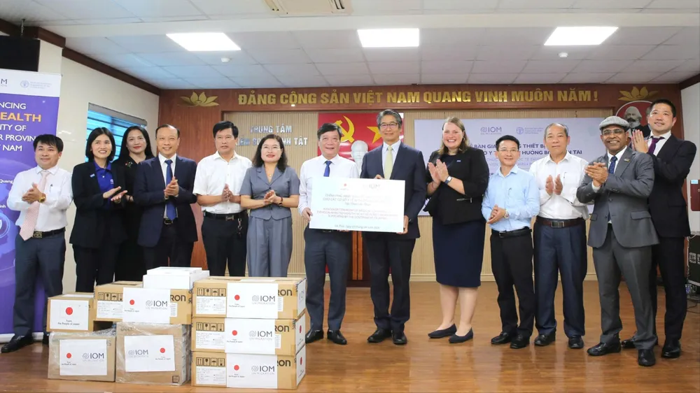 Phó Chủ tịch UBND tỉnh Hà Tĩnh Nguyễn Thị Nguyệt và các đại biểu chứng kiến lãnh đạo Sở Y tế tiếp nhận trang thiết bị từ đoàn công tác