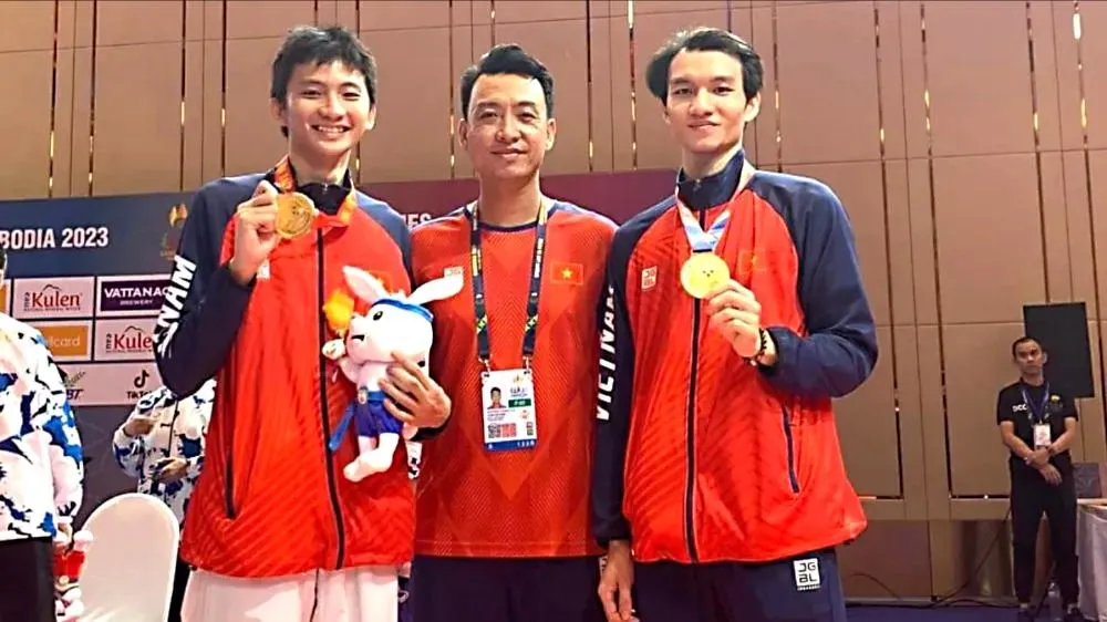 HLV Lê Huỳnh Châu (giữa) cùng 2 học trò Phạm Đăng Quang (trái) và Lý Hồng Phúc tại SEA Games 32 (ẢNH: MINH CHIẾN)