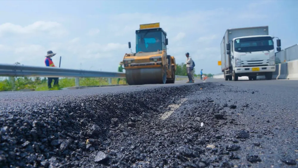 Nhà thầu thi công khắc phục các điểm bị lún trên tuyến cao tốc Cần Thơ - Cà Mau (ẢNH: TUẤN QUANG)