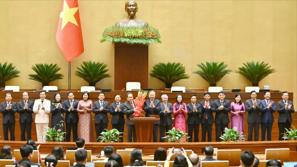 Tổng Bí thư Tô Lâm và Chủ tịch Quốc hội Trần Thanh Mẫn tặng hoa, chúc mừng các Phó Chủ tịch Quốc hội và Ủy viên Ủy ban Thường vụ Quốc hội, chiều 6-4. Ảnh: VIẾT CHUNG