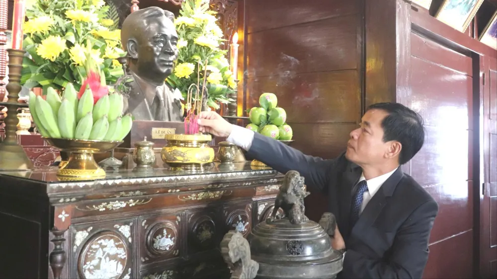 Đồng chí Nguyễn Văn Phương, Bí thư Tỉnh ủy Quảng Trị dâng hương tưởng niệm 119 năm Ngày sinh Tổng Bí thư Lê Duẩn tại Khu lưu niệm Tổng Bí thư Lê Duẩn ở thôn Hậu Kiên, xã Triệu Phong