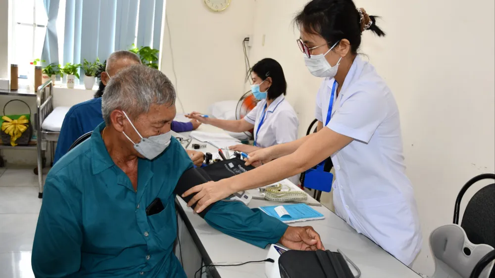 Người cao tuổi trên địa bàn phường Tam Thắng được khám bệnh miễn phí