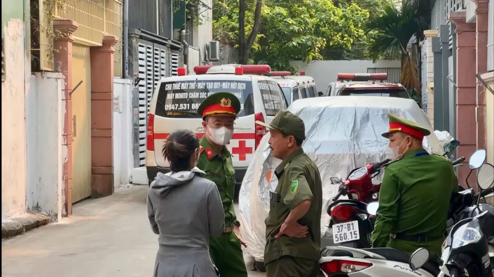 Lực lượng chức năng phong tỏa khu vực gần hiện trường để điều tra vụ việc 