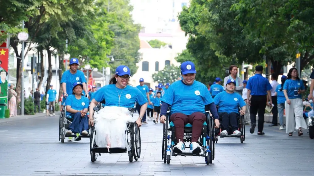 Người khuyết tật tham gia chương trình kỷ niệm sáng 18-4