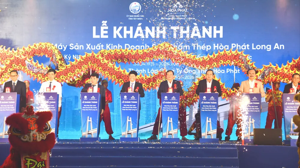 Các đại biểu thực hiện nghi thức khánh thành nhà máy