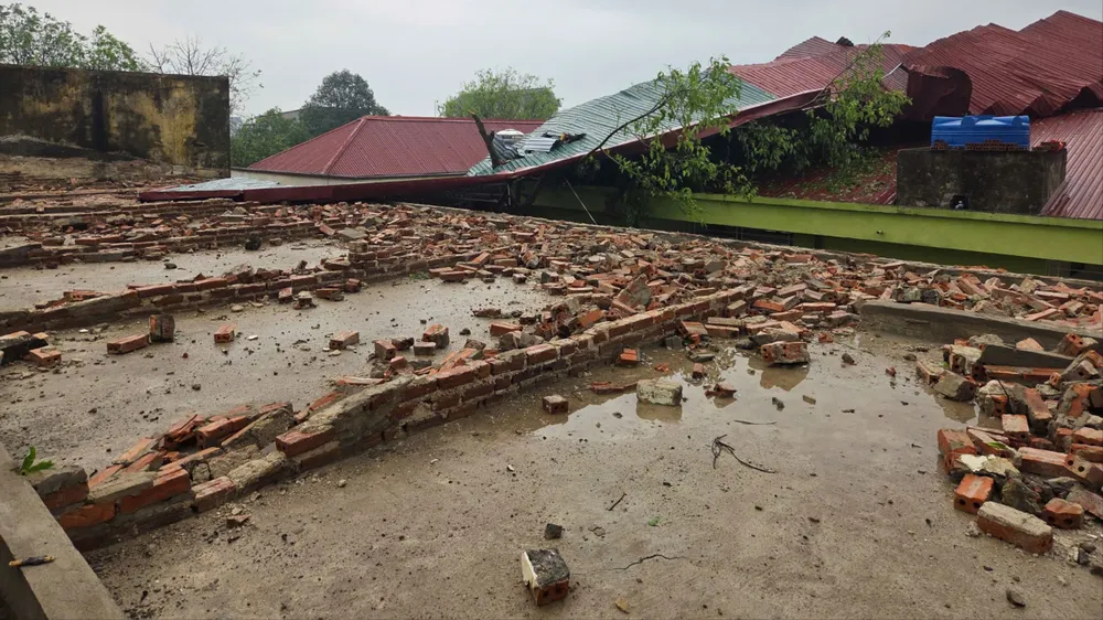 Dông lốc và mưa đá gây thiệt hại tại trường học ở phường Hàm Rồng