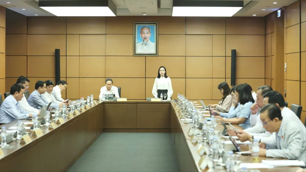 Đoàn đại biểu Quốc hội TPHCM thảo luận tại tổ, chiều 21-4. Ảnh QUANG PHÚC