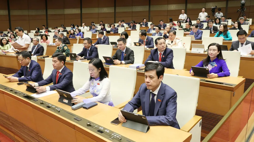 Các đại biểu dự phiên họp sáng 24-4. Ảnh: QUANG PHÚC