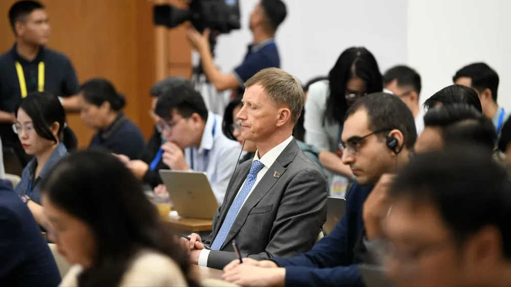 Đông đảo phóng viên dự họp báo sau khi bế mạc kỳ họp thứ nhất, Quốc hội khóa XVI