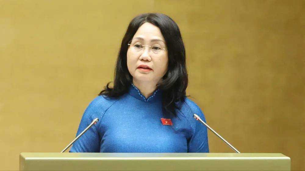 Bộ trưởng Bộ VH-TT-DL Lâm Thị Phương Thanh trình bày báo cáo giải trình, tiếp thu, chỉnh lý dự thảo Nghị quyết của Quốc hội về phát triển văn hóa Việt Nam, sáng 24-4. Ảnh: QUANG PHÚC