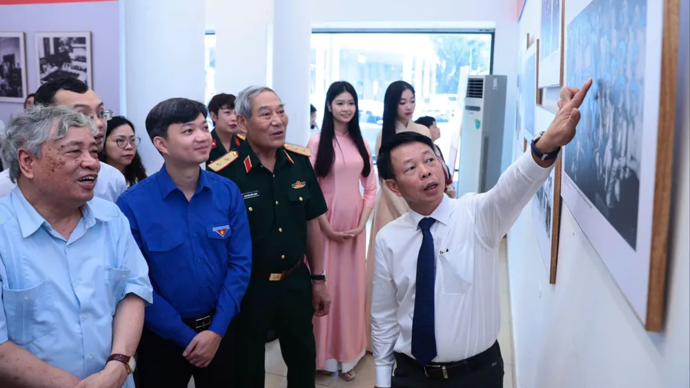 Triển lãm “51 năm - Bản hùng ca thống nhất" kỷ niệm 51 năm Ngày Giải phóng miền Nam, thống nhất đất nước. Ảnh: TP