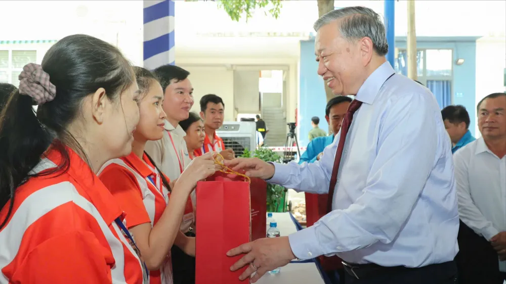 Tổng Bí thư, Chủ tịch nước Tô Lâm trao quà đến công nhân tại buổi gặp mặt. Ảnh: TÂM TRANG