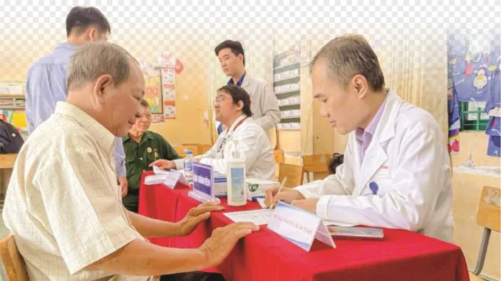 Bác sĩ Bệnh viện Nhân dân Gia Định (TPHCM) thăm khám cho người cao tuổi (ẢNH: THÀNH SƠN)