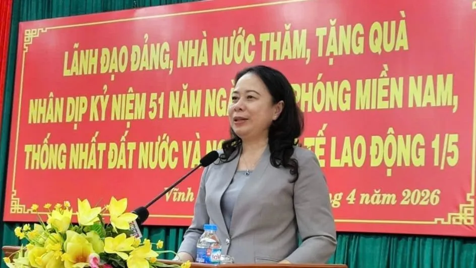 Phó Chủ tịch nước Võ Thị Ánh Xuân phát biểu tại buổi lễ trao quà ở tỉnh Vĩnh Long chiều 28-4. Ảnh: TÍN HUY